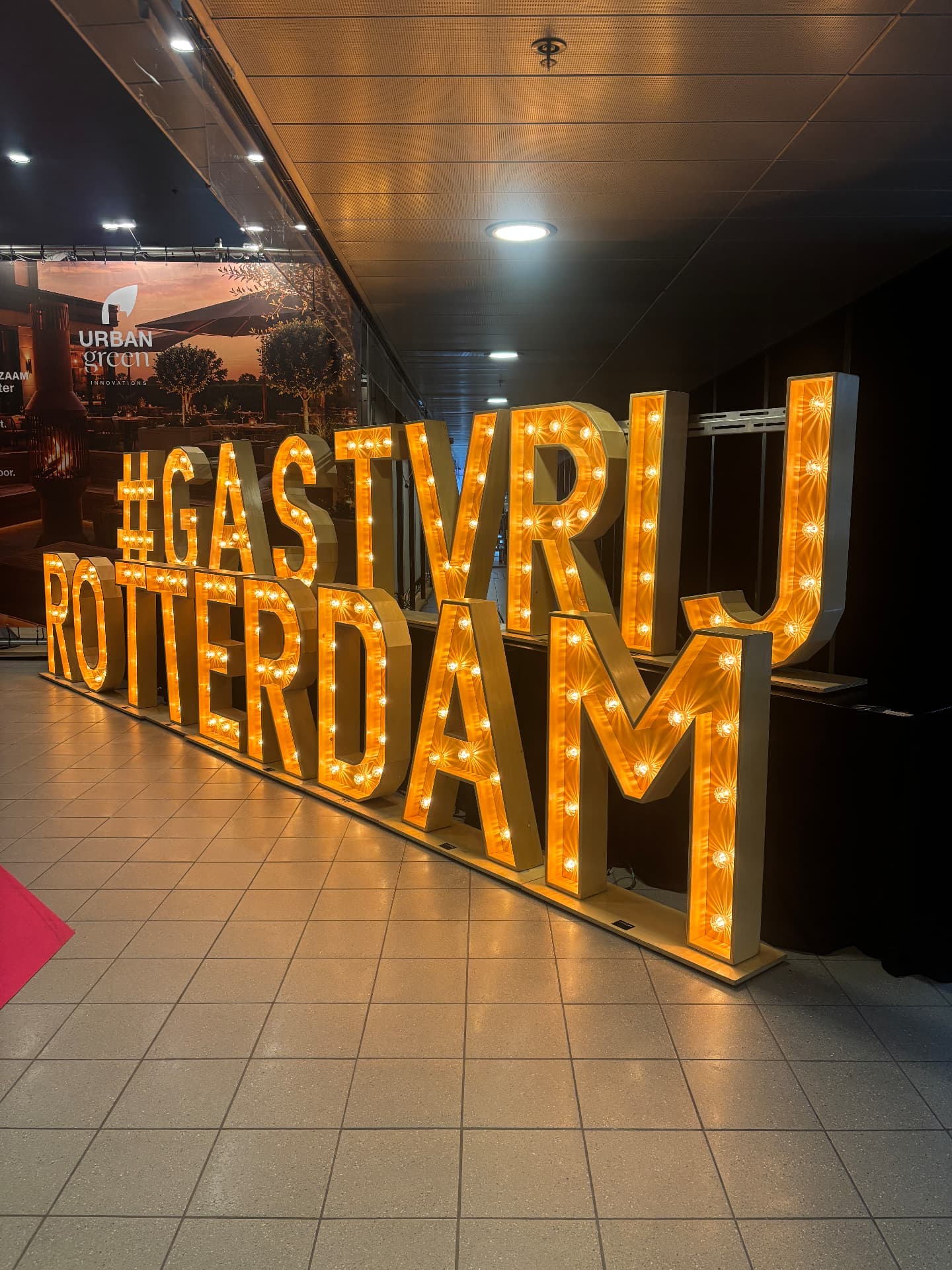 Verlichte letters #GASTVRIJ ROTTERDAM in Ahoy